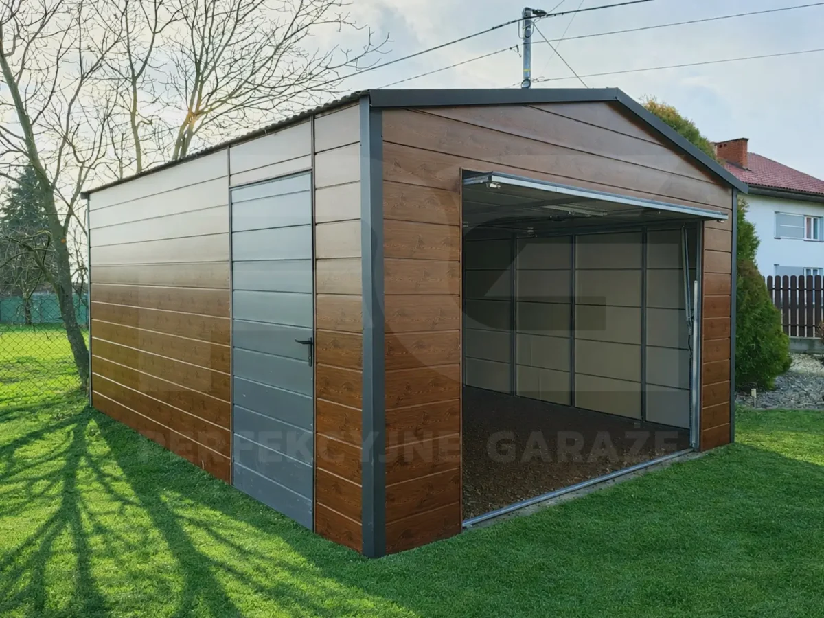 Realizacje garaży Premium dwuspadowych Garaż blaszany 4 x 5 Premium ocieplony brama podniesiona