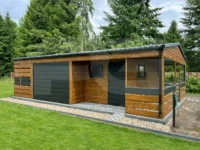 Kolory rynien garażowych Rynna Czarna – BTX 9005 Garaż blaszany z wnęką 8.8 x 6.15 oraz wiatą ażurową i werandą widok boczny