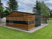 Garaż blaszany z wnęką 8.8 x 6.15 oraz wiatą ażurową i werandą widok z tyłu